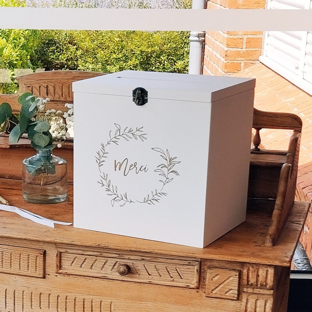 Urne blanche en bois